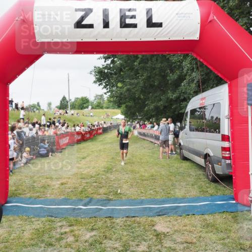 21.06.2025 - 27. Vierlanden-Triathlon MichiJ http://msf.ph/oto/8036318 15.06.2026 13:04:03 Ziel 202, 1040 meine-sportfotos.de