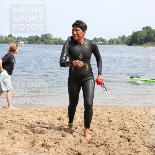 15.06.2025 - 27. Vierlanden-Triathlon Lena Gebhardt http://msf.ph/oto/8036324 15.06.2025 11:34:37 Schwimmen 893 meine-sportfotos.de