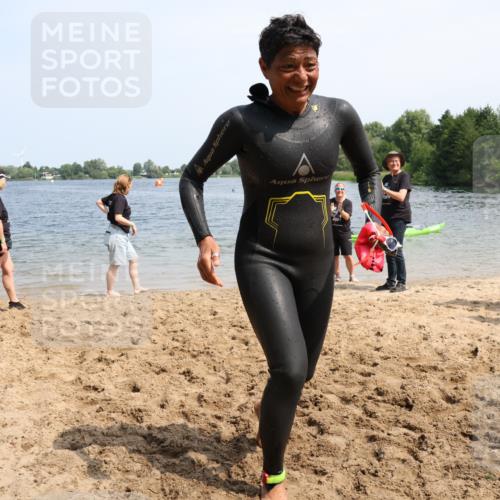 15.06.2025 - 27. Vierlanden-Triathlon Lena Gebhardt http://msf.ph/oto/8036340 15.06.2025 11:34:39 Schwimmen 893 meine-sportfotos.de