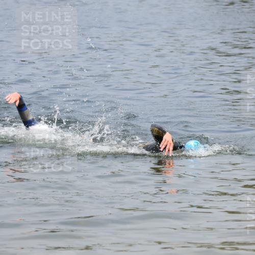 21.06.2025 - 27. Vierlanden-Triathlon Lena Gebhardt http://msf.ph/oto/8036347 15.06.2025 11:57:44 Schwimmen 986 meine-sportfotos.de