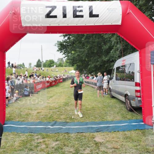 21.06.2025 - 27. Vierlanden-Triathlon MichiJ http://msf.ph/oto/8036351 15.06.2026 13:04:04 Ziel 202, 1040 meine-sportfotos.de