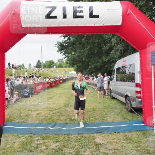 21.06.2025 - 27. Vierlanden-Triathlon MichiJ http://msf.ph/oto/8036366 15.06.2026 13:04:04 Ziel 202, 1040 meine-sportfotos.de