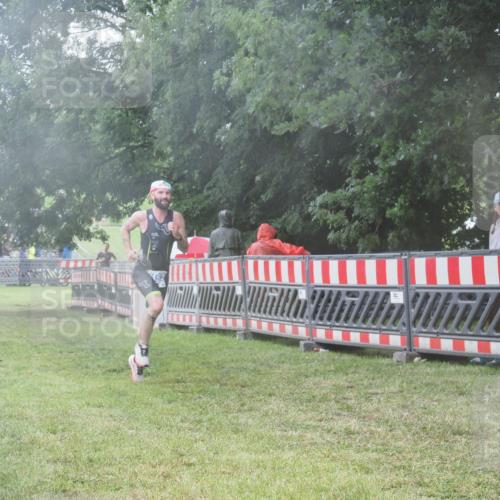 21.06.2025 - 27. Vierlanden-Triathlon KatJ http://msf.ph/oto/8036421 15.06.2025 13:54:38 Ziel 1152 meine-sportfotos.de