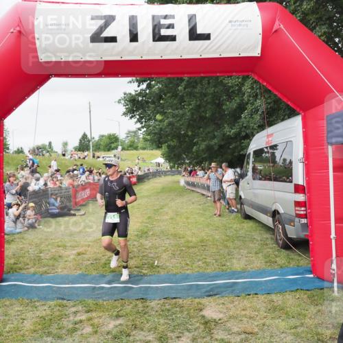 21.06.2025 - 27. Vierlanden-Triathlon MichiJ http://msf.ph/oto/8036428 15.06.2026 13:04:31 Ziel 711 meine-sportfotos.de
