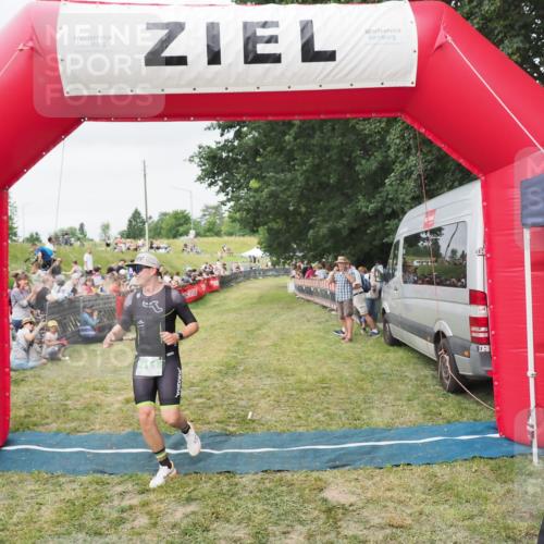 21.06.2025 - 27. Vierlanden-Triathlon MichiJ http://msf.ph/oto/8036443 15.06.2026 13:04:32 Ziel 711 meine-sportfotos.de