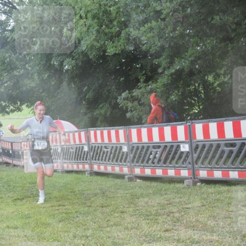 21.06.2025 - 27. Vierlanden-Triathlon KatJ http://msf.ph/oto/8036464 15.06.2025 14:14:57 Ziel 1189 meine-sportfotos.de