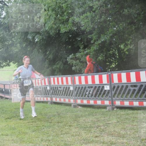 21.06.2025 - 27. Vierlanden-Triathlon KatJ http://msf.ph/oto/8036468 15.06.2025 14:14:57 Ziel 1189 meine-sportfotos.de
