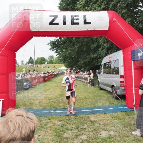 21.06.2025 - 27. Vierlanden-Triathlon MichiJ http://msf.ph/oto/8036471 15.06.2026 13:05:10 Ziel 104 meine-sportfotos.de
