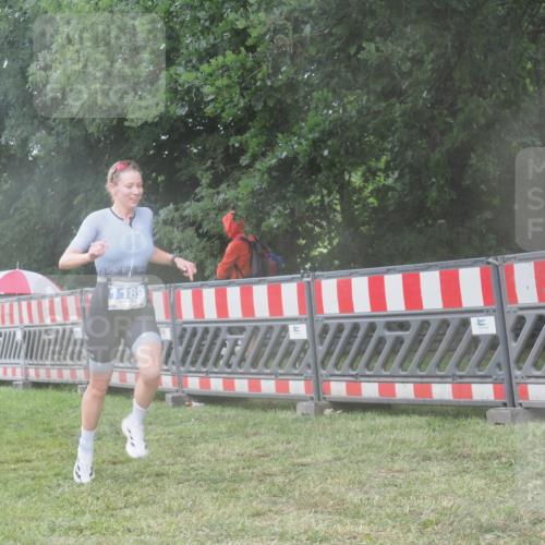 21.06.2025 - 27. Vierlanden-Triathlon KatJ http://msf.ph/oto/8036484 15.06.2025 14:14:57 Ziel 1189 meine-sportfotos.de