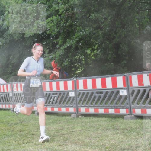 21.06.2025 - 27. Vierlanden-Triathlon KatJ http://msf.ph/oto/8036489 15.06.2025 14:14:57 Ziel 1189 meine-sportfotos.de