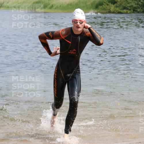 21.06.2025 - 27. Vierlanden-Triathlon Lena Gebhardt http://msf.ph/oto/8036490 15.06.2025 11:58:02 Schwimmen 984, 985, 987, 988 meine-sportfotos.de