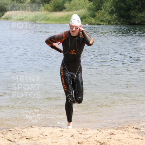 21.06.2025 - 27. Vierlanden-Triathlon Lena Gebhardt http://msf.ph/oto/8036492 15.06.2025 11:58:03 Schwimmen 984, 985, 987, 988 meine-sportfotos.de