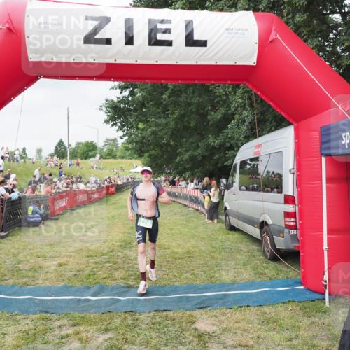 21.06.2025 - 27. Vierlanden-Triathlon MichiJ http://msf.ph/oto/8036494 15.06.2026 13:05:18 Ziel 759 meine-sportfotos.de