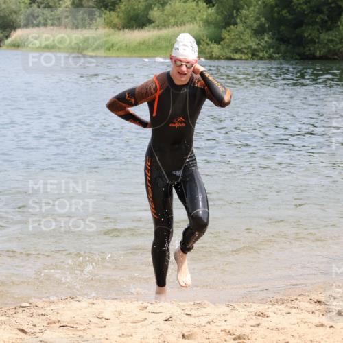 21.06.2025 - 27. Vierlanden-Triathlon Lena Gebhardt http://msf.ph/oto/8036497 15.06.2025 11:58:03 Schwimmen 984, 985, 987, 988 meine-sportfotos.de
