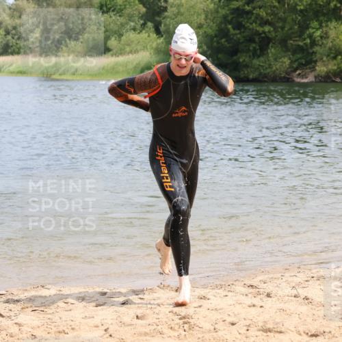 21.06.2025 - 27. Vierlanden-Triathlon Lena Gebhardt http://msf.ph/oto/8036502 15.06.2025 11:58:03 Schwimmen 984, 985, 987, 988 meine-sportfotos.de