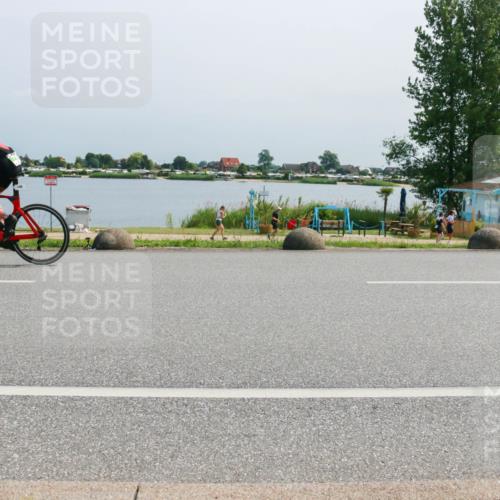 21.06.2025 - 27. Vierlanden-Triathlon H.Heesch http://msf.ph/oto/8036503 15.06.2025 11:45:48 Radfahren 708 meine-sportfotos.de