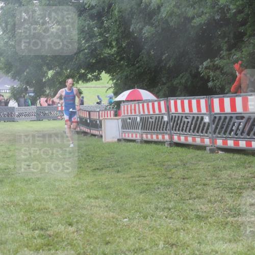 21.06.2025 - 27. Vierlanden-Triathlon KatJ http://msf.ph/oto/8036504 15.06.2025 14:15:21 Ziel 1278 meine-sportfotos.de