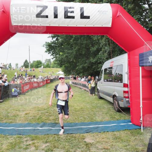 21.06.2025 - 27. Vierlanden-Triathlon MichiJ http://msf.ph/oto/8036508 15.06.2026 13:05:18 Ziel 759 meine-sportfotos.de