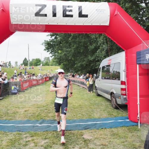 21.06.2025 - 27. Vierlanden-Triathlon MichiJ http://msf.ph/oto/8036522 15.06.2026 13:05:18 Ziel 759 meine-sportfotos.de