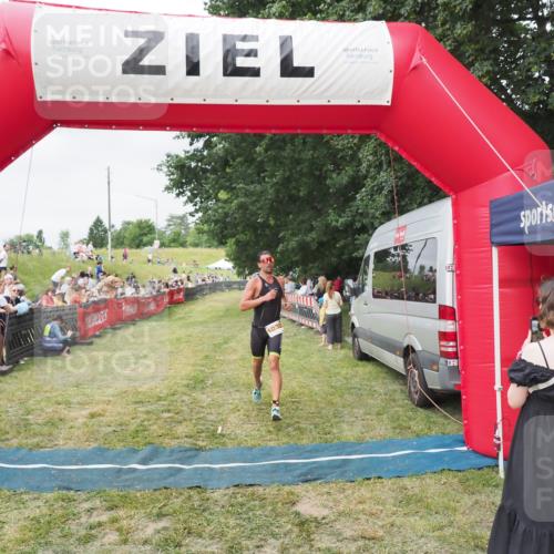 21.06.2025 - 27. Vierlanden-Triathlon MichiJ http://msf.ph/oto/8036566 15.06.2026 13:05:29 Ziel 1032 meine-sportfotos.de