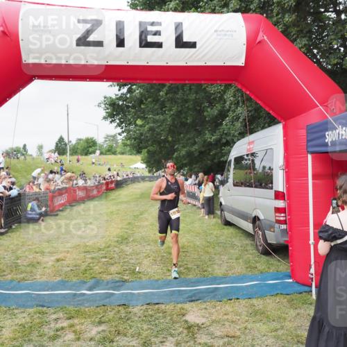 21.06.2025 - 27. Vierlanden-Triathlon MichiJ http://msf.ph/oto/8036575 15.06.2026 13:05:29 Ziel 1032 meine-sportfotos.de
