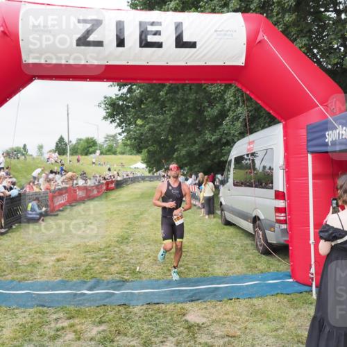 21.06.2025 - 27. Vierlanden-Triathlon MichiJ http://msf.ph/oto/8036582 15.06.2026 13:05:29 Ziel 1032 meine-sportfotos.de