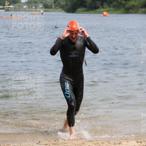 21.06.2025 - 27. Vierlanden-Triathlon Lena Gebhardt http://msf.ph/oto/8036600 15.06.2025 12:00:24 Schwimmen 989 meine-sportfotos.de