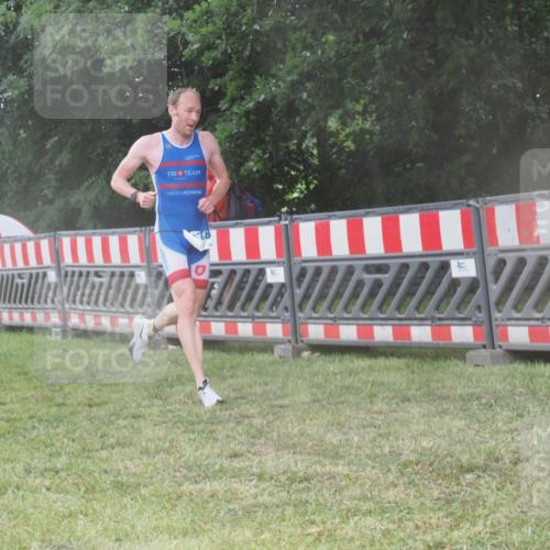 21.06.2025 - 27. Vierlanden-Triathlon KatJ http://msf.ph/oto/8036601 15.06.2025 14:15:23 Ziel 1278 meine-sportfotos.de