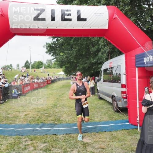 21.06.2025 - 27. Vierlanden-Triathlon MichiJ http://msf.ph/oto/8036603 15.06.2026 13:05:29 Ziel 1032 meine-sportfotos.de