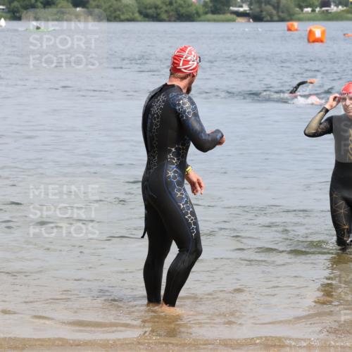 21.06.2025 - 27. Vierlanden-Triathlon Lena Gebhardt http://msf.ph/oto/8036617 15.06.2025 12:00:31 Schwimmen 989, 990, 991 meine-sportfotos.de