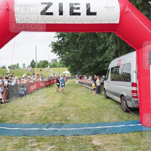 21.06.2025 - 27. Vierlanden-Triathlon MichiJ http://msf.ph/oto/8036629 15.06.2026 13:05:57 Ziel 837, 1017 meine-sportfotos.de