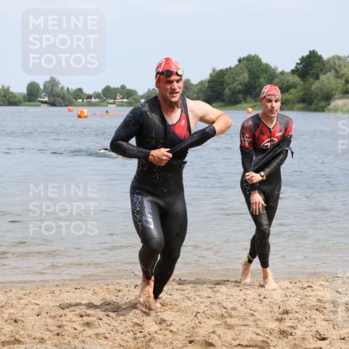 21.06.2025 - 27. Vierlanden-Triathlon Lena Gebhardt http://msf.ph/oto/8036633 15.06.2025 12:00:37 Schwimmen 989, 990, 991 meine-sportfotos.de