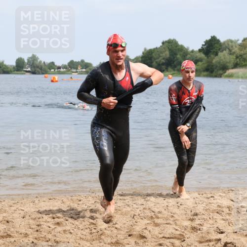 21.06.2025 - 27. Vierlanden-Triathlon Lena Gebhardt http://msf.ph/oto/8036638 15.06.2025 12:00:37 Schwimmen 989, 990, 991 meine-sportfotos.de