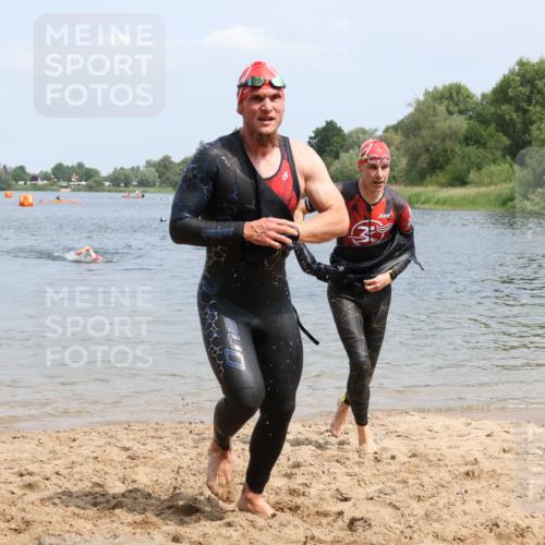 21.06.2025 - 27. Vierlanden-Triathlon Lena Gebhardt http://msf.ph/oto/8036640 15.06.2025 12:00:38 Schwimmen 989, 990, 991 meine-sportfotos.de