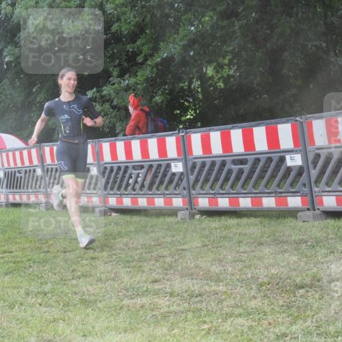 21.06.2025 - 27. Vierlanden-Triathlon KatJ http://msf.ph/oto/8036642 15.06.2025 14:15:35 Ziel 1172, 1211, 1217, 1293, 1309 meine-sportfotos.de