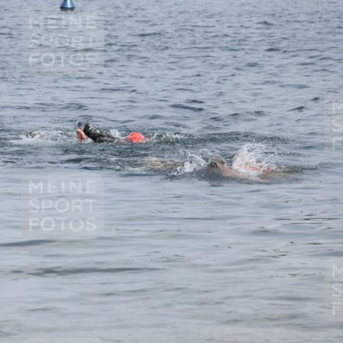 21.06.2025 - 27. Vierlanden-Triathlon Lena Gebhardt http://msf.ph/oto/8036643 15.06.2025 12:00:46 Schwimmen 990, 991 meine-sportfotos.de