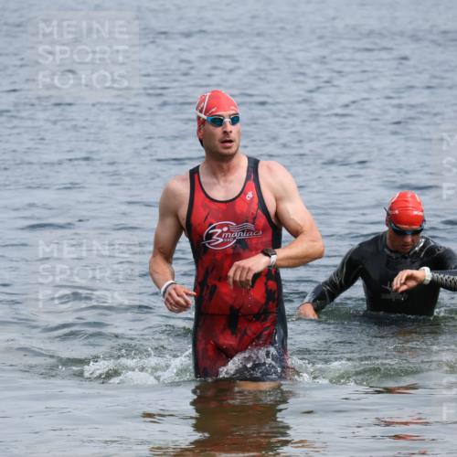 21.06.2025 - 27. Vierlanden-Triathlon Lena Gebhardt http://msf.ph/oto/8036649 15.06.2025 12:00:56 Schwimmen 992, 993 meine-sportfotos.de