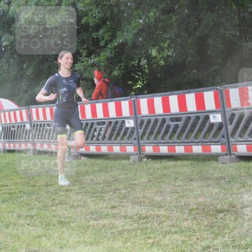 21.06.2025 - 27. Vierlanden-Triathlon KatJ http://msf.ph/oto/8036650 15.06.2025 14:15:35 Ziel 1172, 1211, 1217, 1293, 1309 meine-sportfotos.de