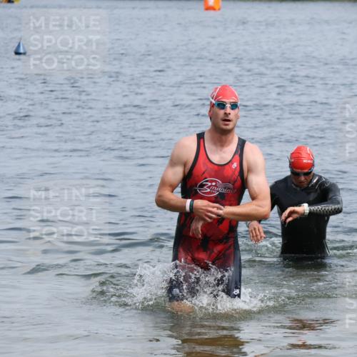 21.06.2025 - 27. Vierlanden-Triathlon Lena Gebhardt http://msf.ph/oto/8036656 15.06.2025 12:00:58 Schwimmen 992, 993 meine-sportfotos.de