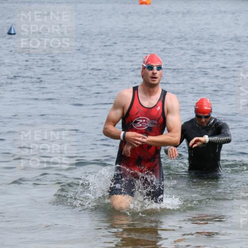 21.06.2025 - 27. Vierlanden-Triathlon Lena Gebhardt http://msf.ph/oto/8036660 15.06.2025 12:00:58 Schwimmen 992, 993 meine-sportfotos.de