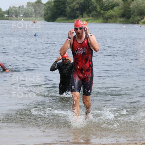 21.06.2025 - 27. Vierlanden-Triathlon Lena Gebhardt http://msf.ph/oto/8036667 15.06.2025 12:01:00 Schwimmen 992, 993 meine-sportfotos.de