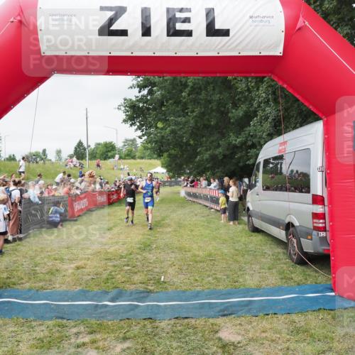 21.06.2025 - 27. Vierlanden-Triathlon MichiJ http://msf.ph/oto/8036669 15.06.2026 13:05:58 Ziel 837, 1017 meine-sportfotos.de