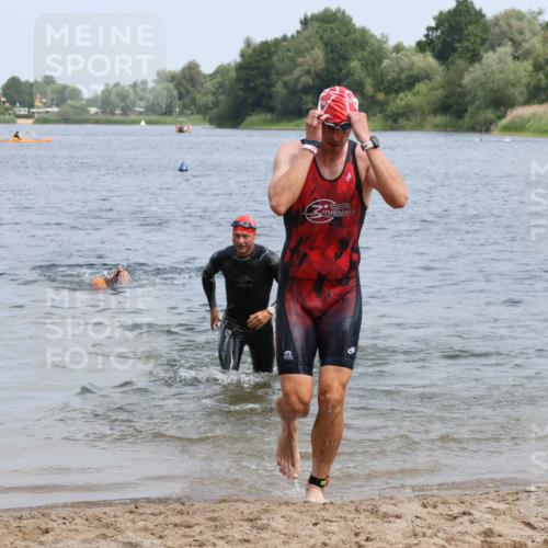 21.06.2025 - 27. Vierlanden-Triathlon Lena Gebhardt http://msf.ph/oto/8036670 15.06.2025 12:01:01 Schwimmen 992, 993 meine-sportfotos.de
