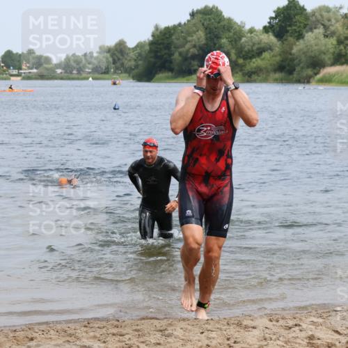 21.06.2025 - 27. Vierlanden-Triathlon Lena Gebhardt http://msf.ph/oto/8036674 15.06.2025 12:01:01 Schwimmen 992, 993 meine-sportfotos.de