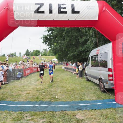 21.06.2025 - 27. Vierlanden-Triathlon MichiJ http://msf.ph/oto/8036675 15.06.2026 13:05:58 Ziel 837, 1017 meine-sportfotos.de