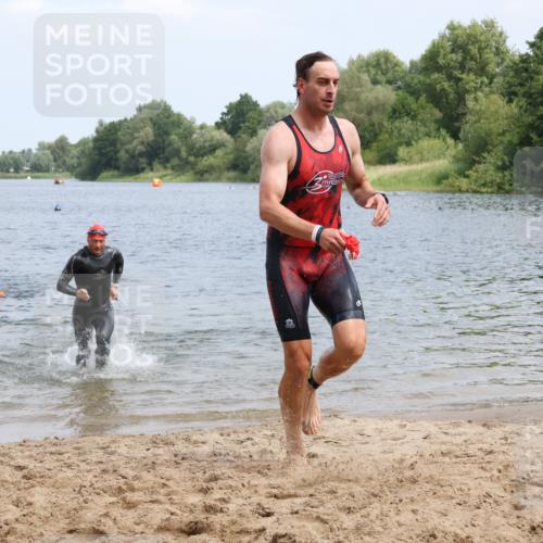 21.06.2025 - 27. Vierlanden-Triathlon Lena Gebhardt http://msf.ph/oto/8036677 15.06.2025 12:01:02 Schwimmen 992, 993 meine-sportfotos.de