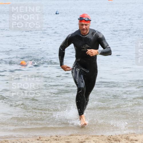 21.06.2025 - 27. Vierlanden-Triathlon Lena Gebhardt http://msf.ph/oto/8036681 15.06.2025 12:01:03 Schwimmen 992, 993 meine-sportfotos.de