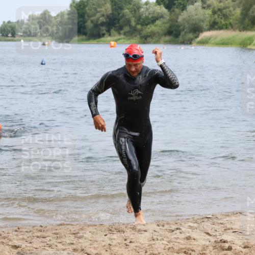 21.06.2025 - 27. Vierlanden-Triathlon Lena Gebhardt http://msf.ph/oto/8036694 15.06.2025 12:01:04 Schwimmen 992, 993 meine-sportfotos.de