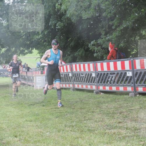 21.06.2025 - 27. Vierlanden-Triathlon KatJ http://msf.ph/oto/8036703 15.06.2025 14:15:39 Ziel 1172, 1217, 1293, 1309 meine-sportfotos.de
