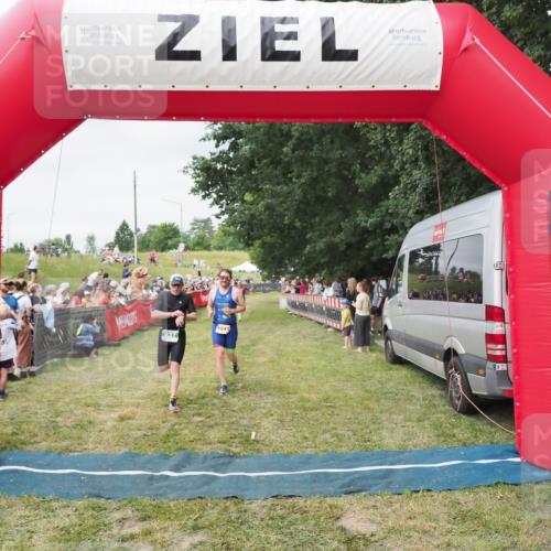 21.06.2025 - 27. Vierlanden-Triathlon MichiJ http://msf.ph/oto/8036707 15.06.2026 13:05:59 Ziel 837, 1017 meine-sportfotos.de